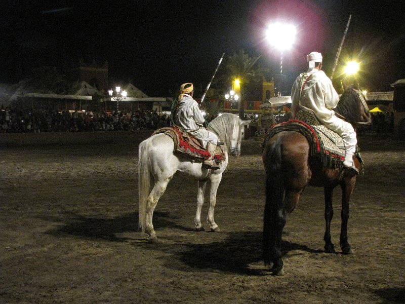 170312_chez ali marrakech ruiters.jpg - Na het diner is het tijd voor de show. Ruiters te paard gaan in galop over het plein en schieten daarbij in de lucht.